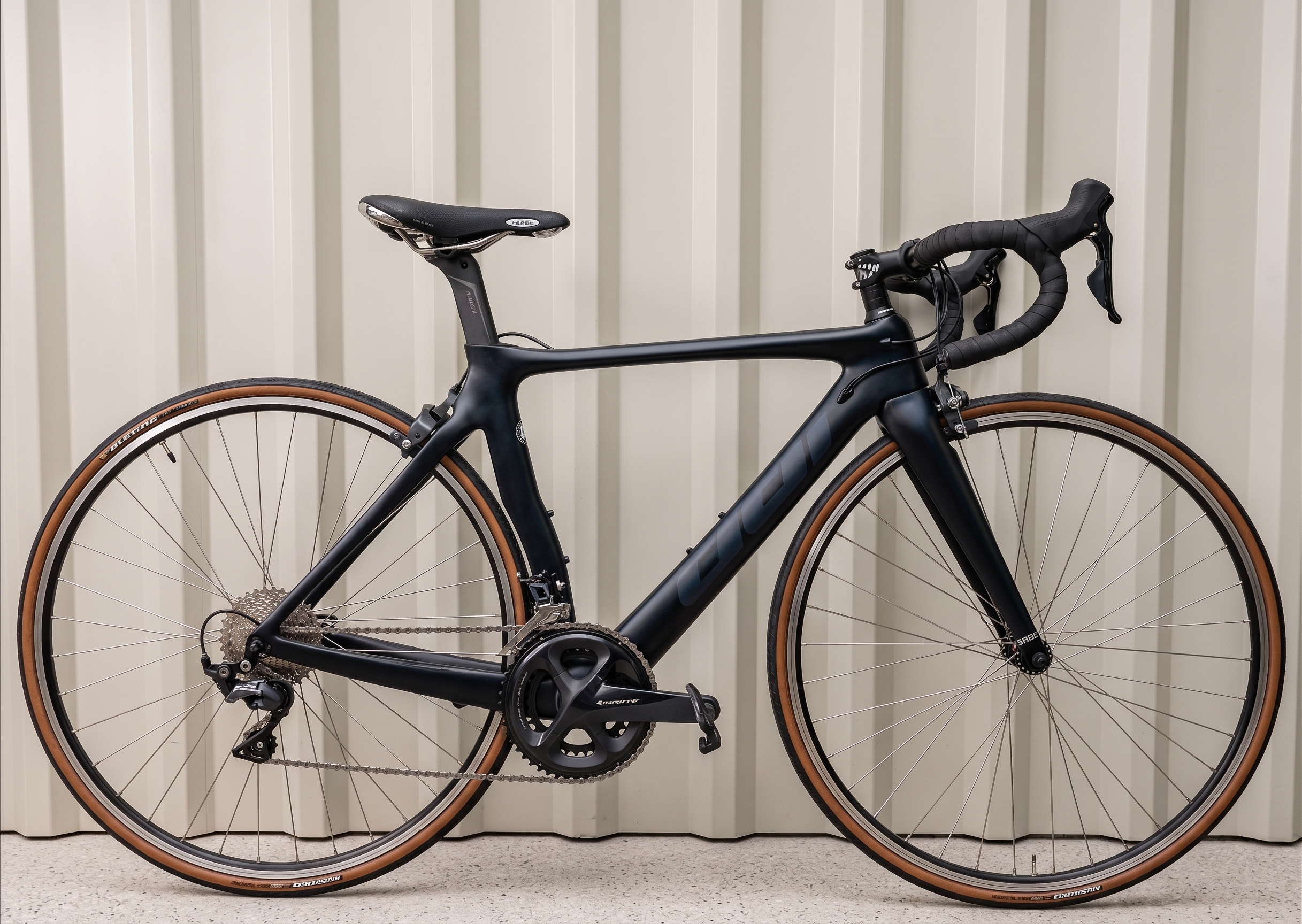 Vollcarbon Rennrad Fuji mit felgenbremsen